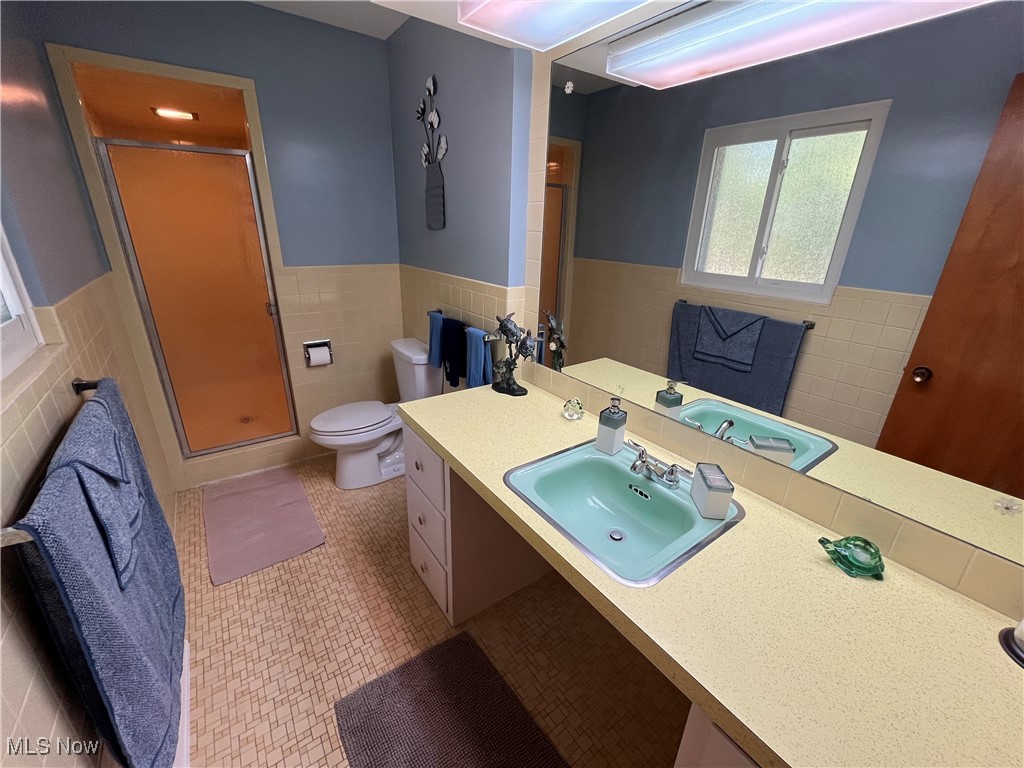 2079 Wyndham Road Akron, OH 44313 - Photo 18 of 35 Full ensuite bathroom
