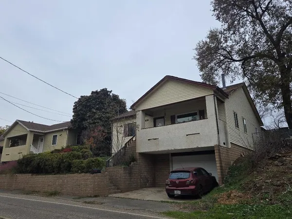 a view of a house with a yard