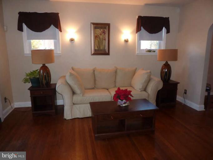 619 Stamford Road Baltimore, MD 21229 - Photo 3 of 17 a living room with furniture and a potted plant