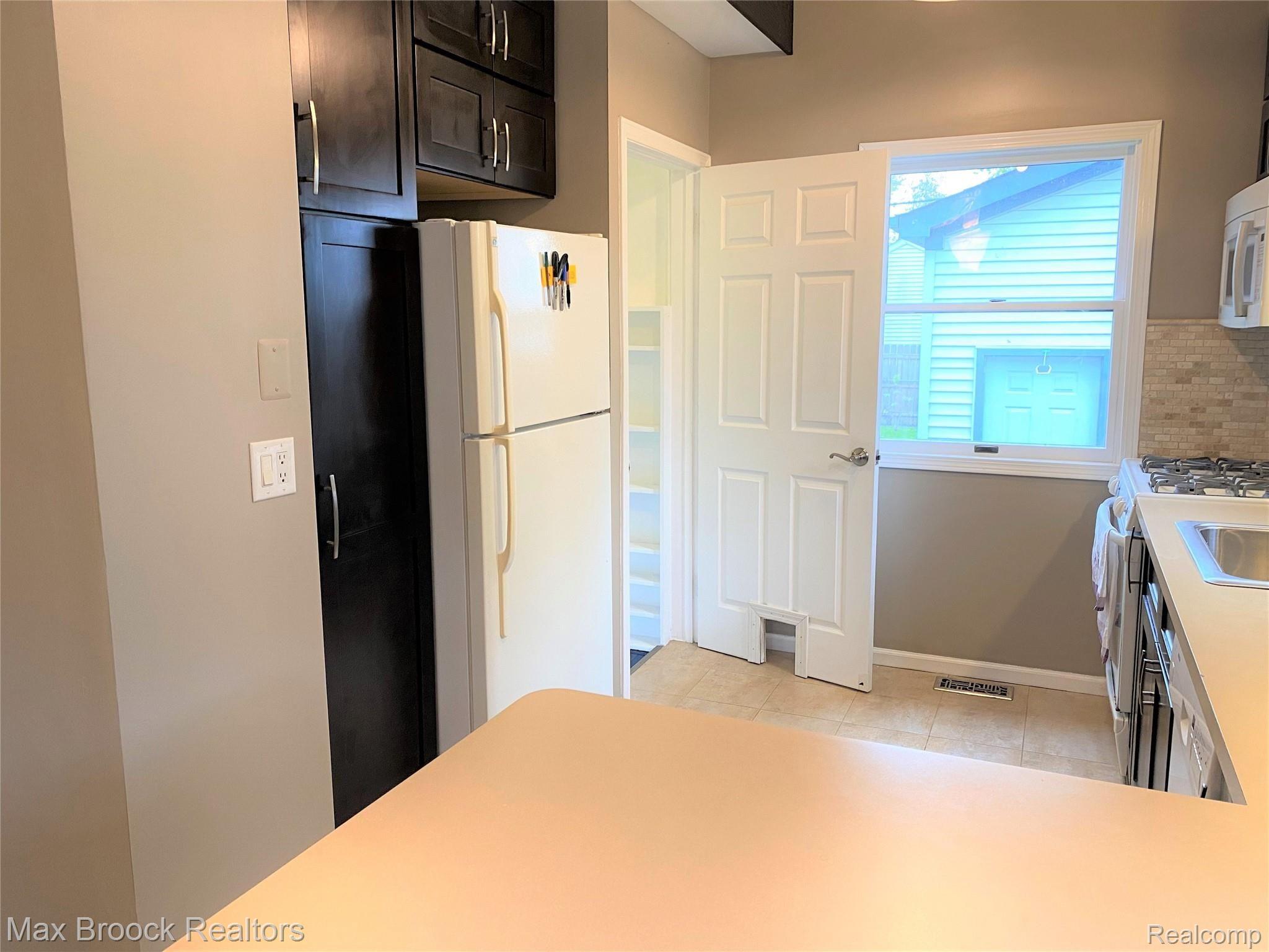 3325 Cumberland Road Berkley, MI 48072 - Photo 11 of 23 Kitchen