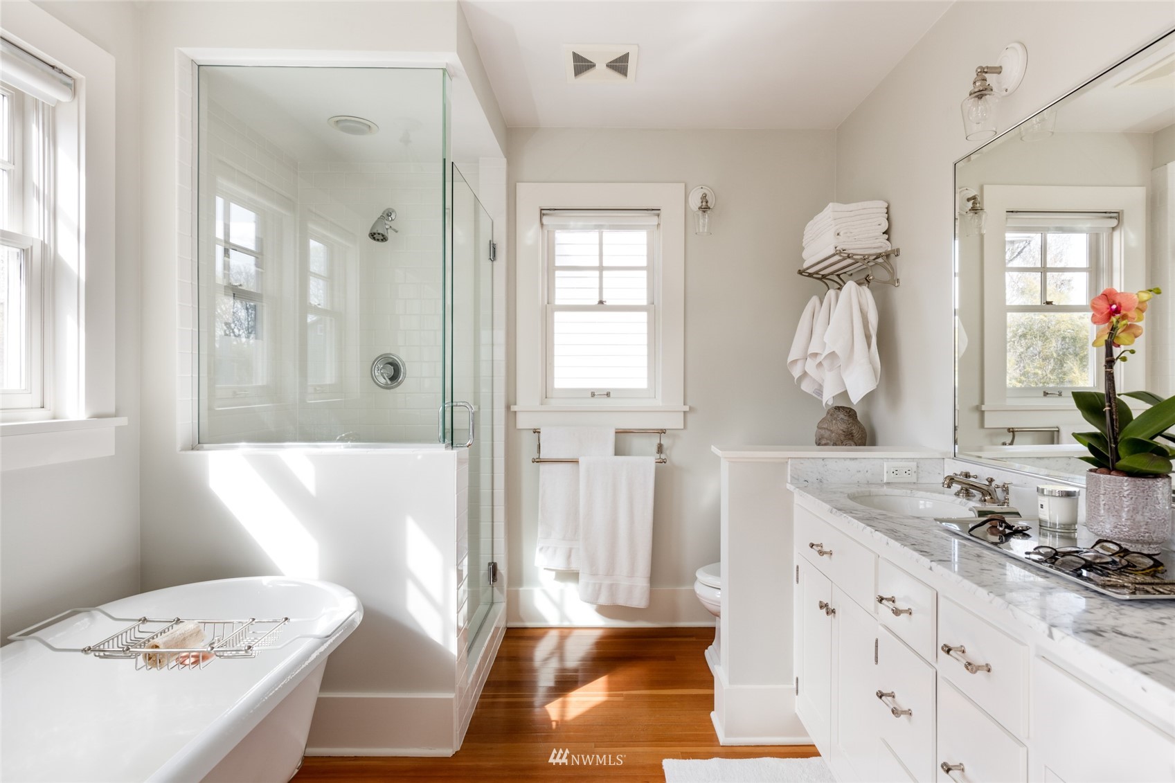 617 35th Avenue Seattle, WA 98122 - Photo 23 of 40 a bathroom with a tub sink and mirror