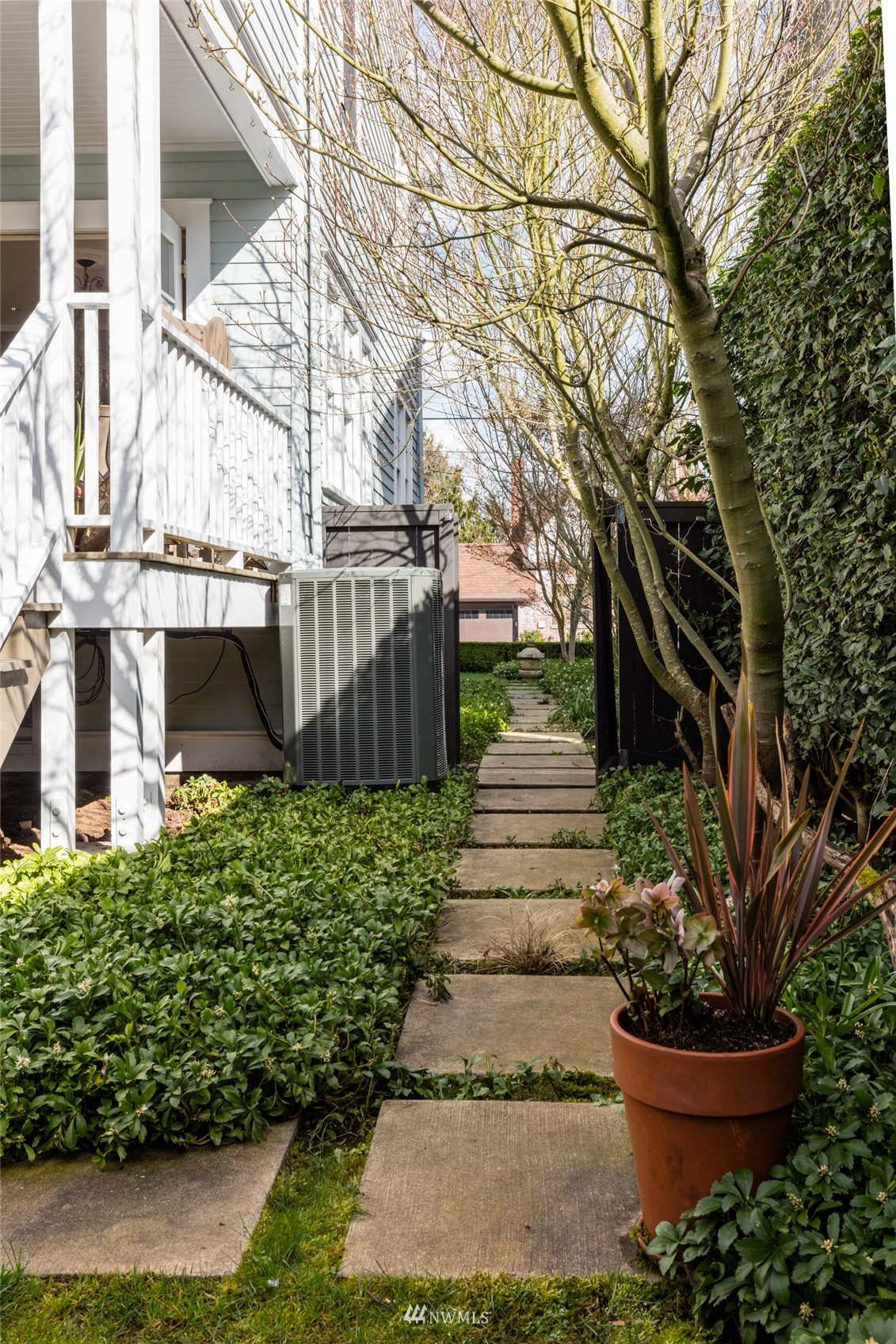 617 35th Avenue Seattle, WA 98122 - Photo 33 of 40 a front view of a house with garden