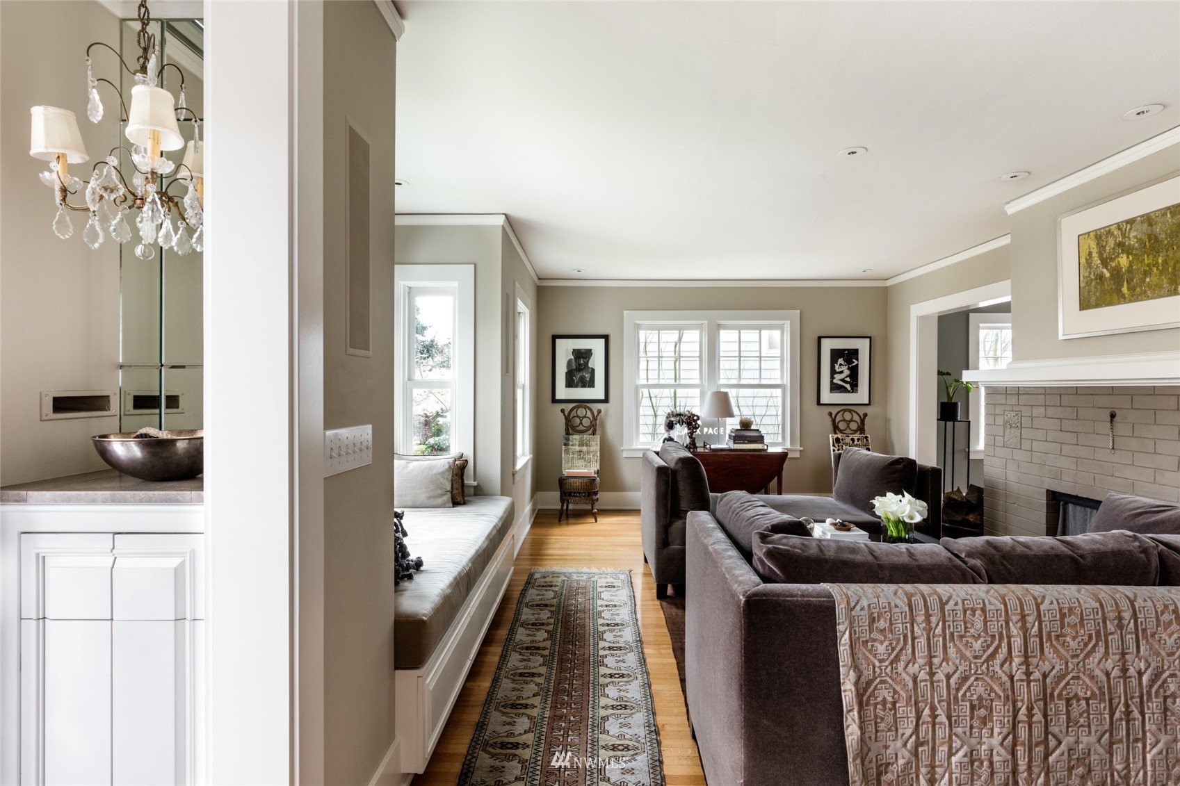 617 35th Avenue Seattle, WA 98122 - Photo 5 of 40 a living room with furniture