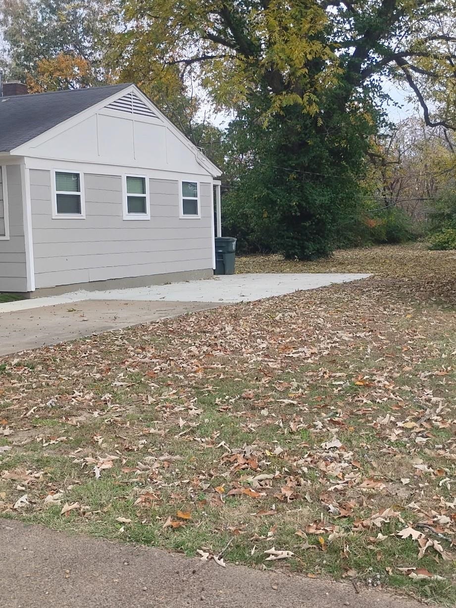 3436 West Horn Lake Road Memphis, TN 38109 - Photo 3 of 20 a backyard of a house with lots of green space