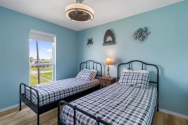 a view of entryway with shower