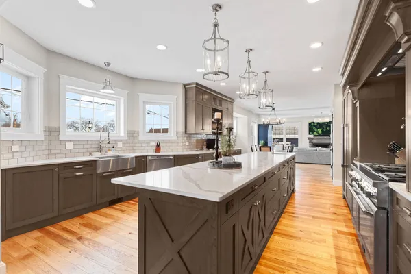 $2,390,000 | 205 West Cook Avenue, Libertyville, IL 60048