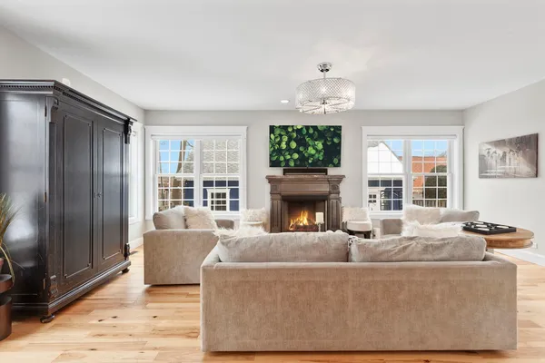 $2,390,000 | 205 West Cook Avenue, Libertyville, IL 60048