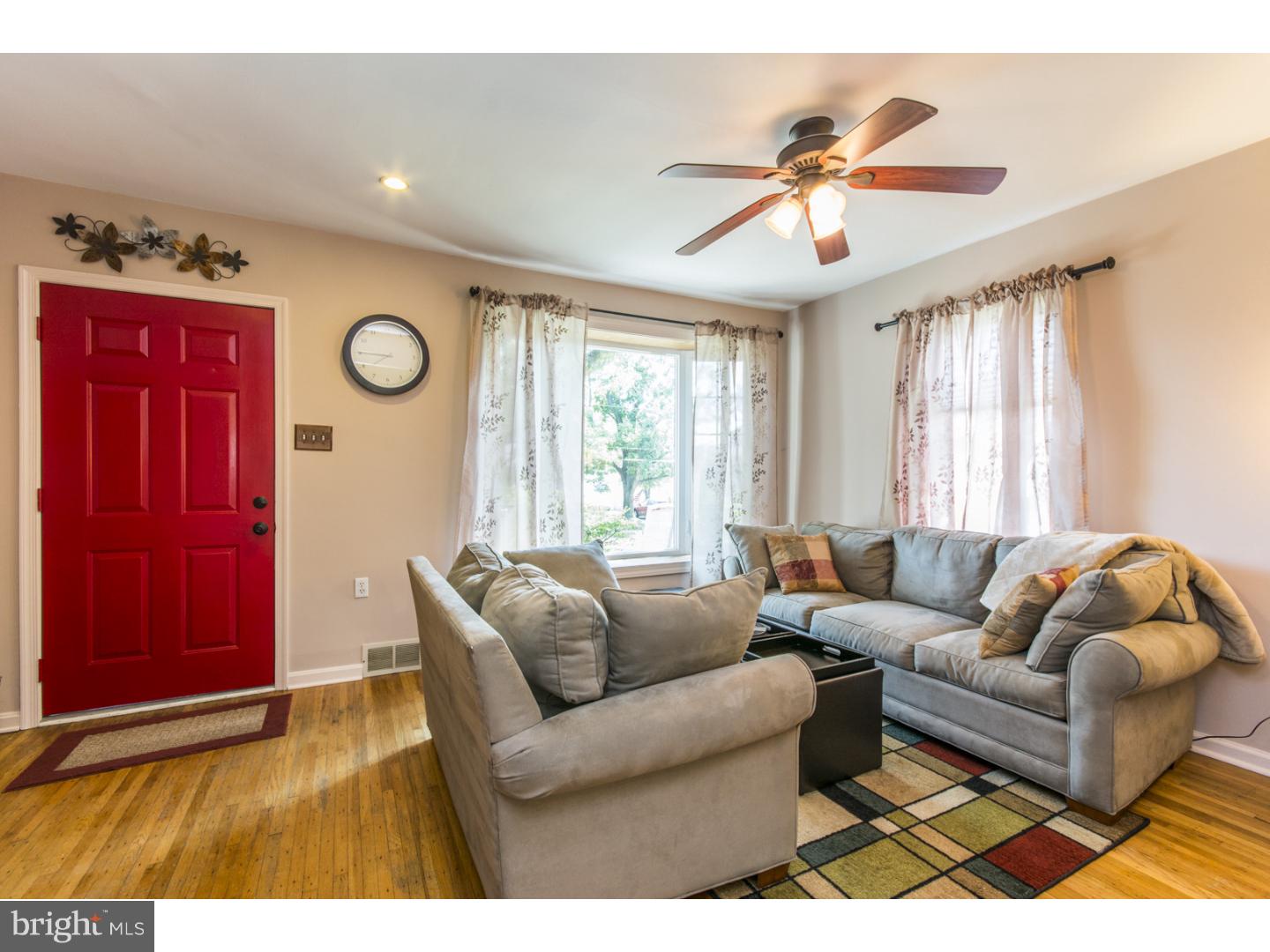 8616 Old Line Road Philadelphia, PA 19128 - Photo 4 of 19 Living Room