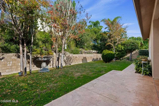 a view of a house with backyard and garden