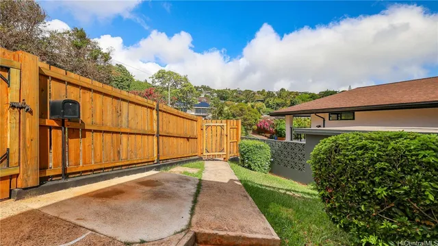 a view of a backyard with pathway