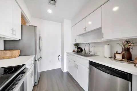 $399,000 | 204 Shearwater Court West, Unit 33, Jersey City, NJ 07305