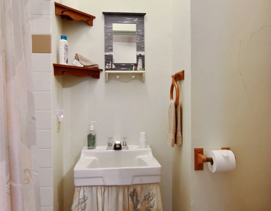 8430 West State Road Rockford, IL 61102 - Photo 20 of 25 a bathroom with a sink and mirror