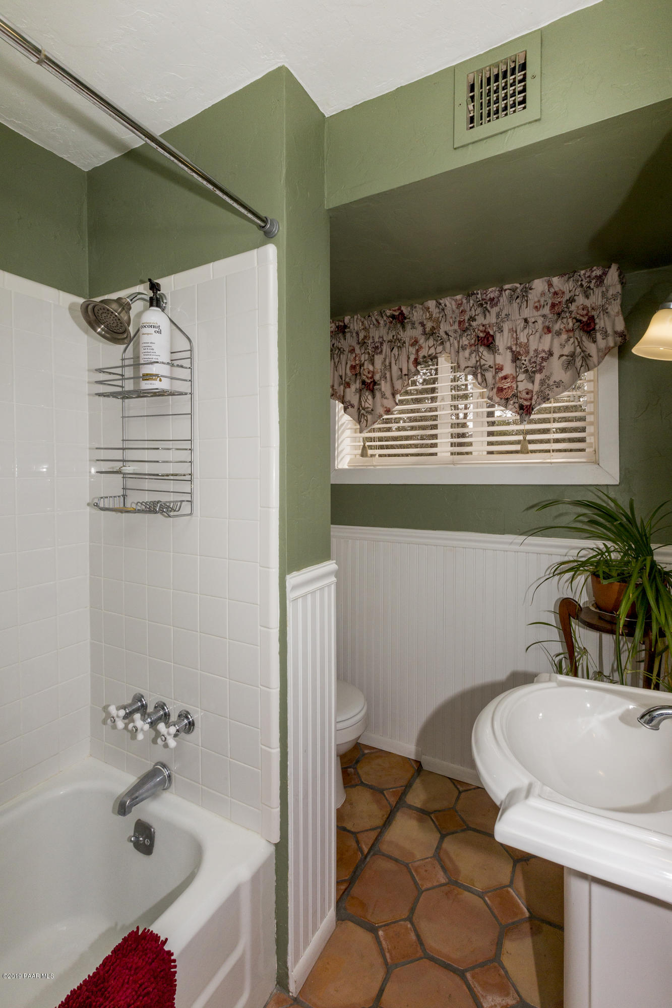 915 Yuma Road Prescott, AZ 86303 - Photo 35 of 46 Full Guest Bath