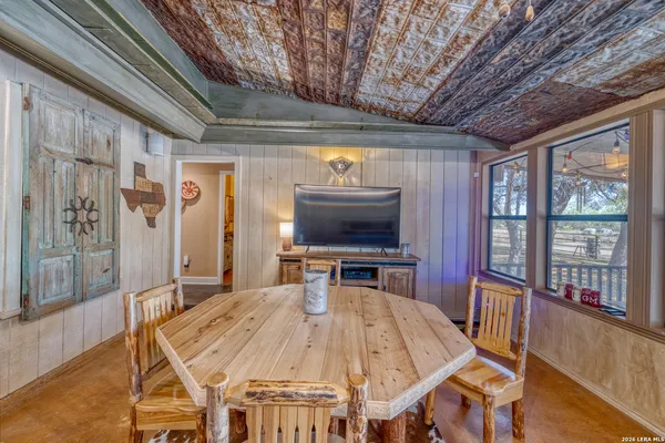$750,000 | 160 Beavers Trail, Uvalde, TX 78801