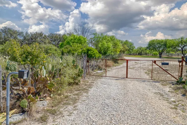 $750,000 | 160 Beavers Trail, Uvalde, TX 78801