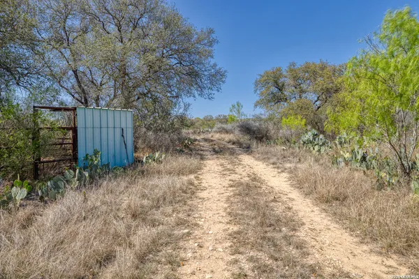 $750,000 | 160 Beavers Trail, Uvalde, TX 78801