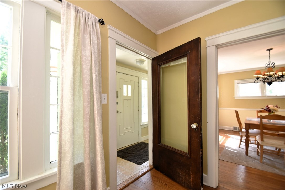 1570 Maple Road Cleveland Heights, OH 44121 - Photo 3 of 31