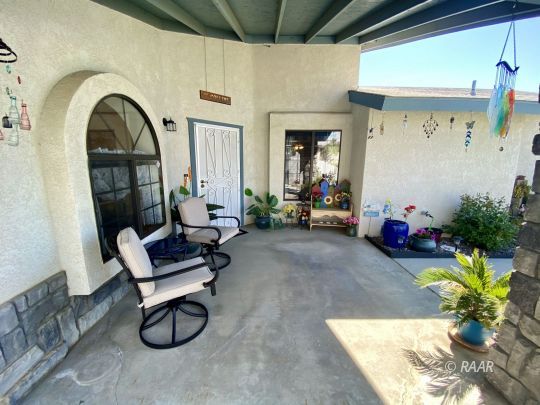 812 Charles Court Ridgecrest, CA 93555 - Photo 12 of 32 a living room with furniture