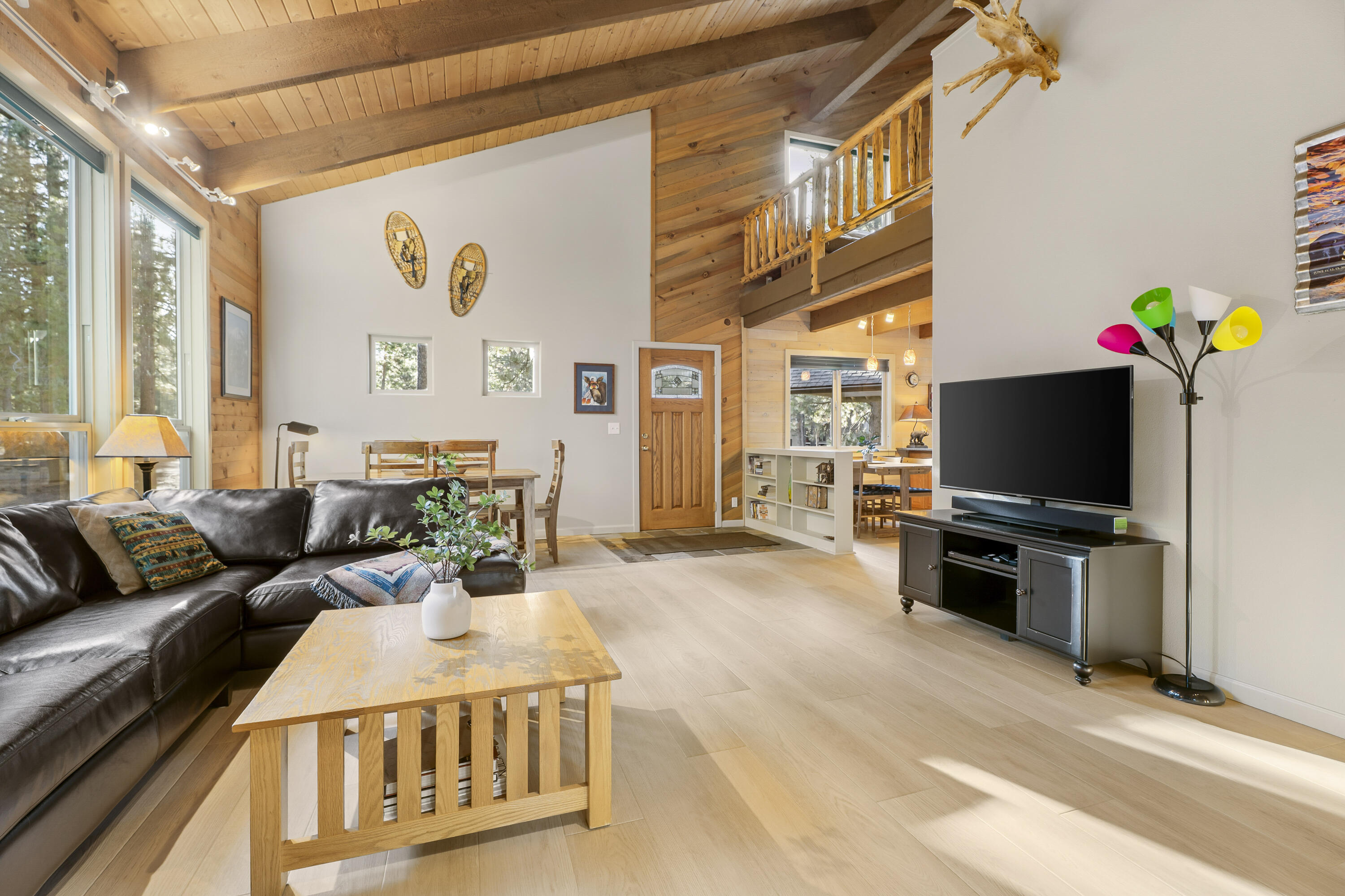 57532 Tamarack Lane, Unit 10 Sunriver, OR 97707 - Photo 4 of 21 Vaulted Great Room