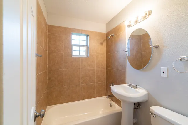 $900 | 2505 Delano Street, Unit 1, Houston, TX 77004