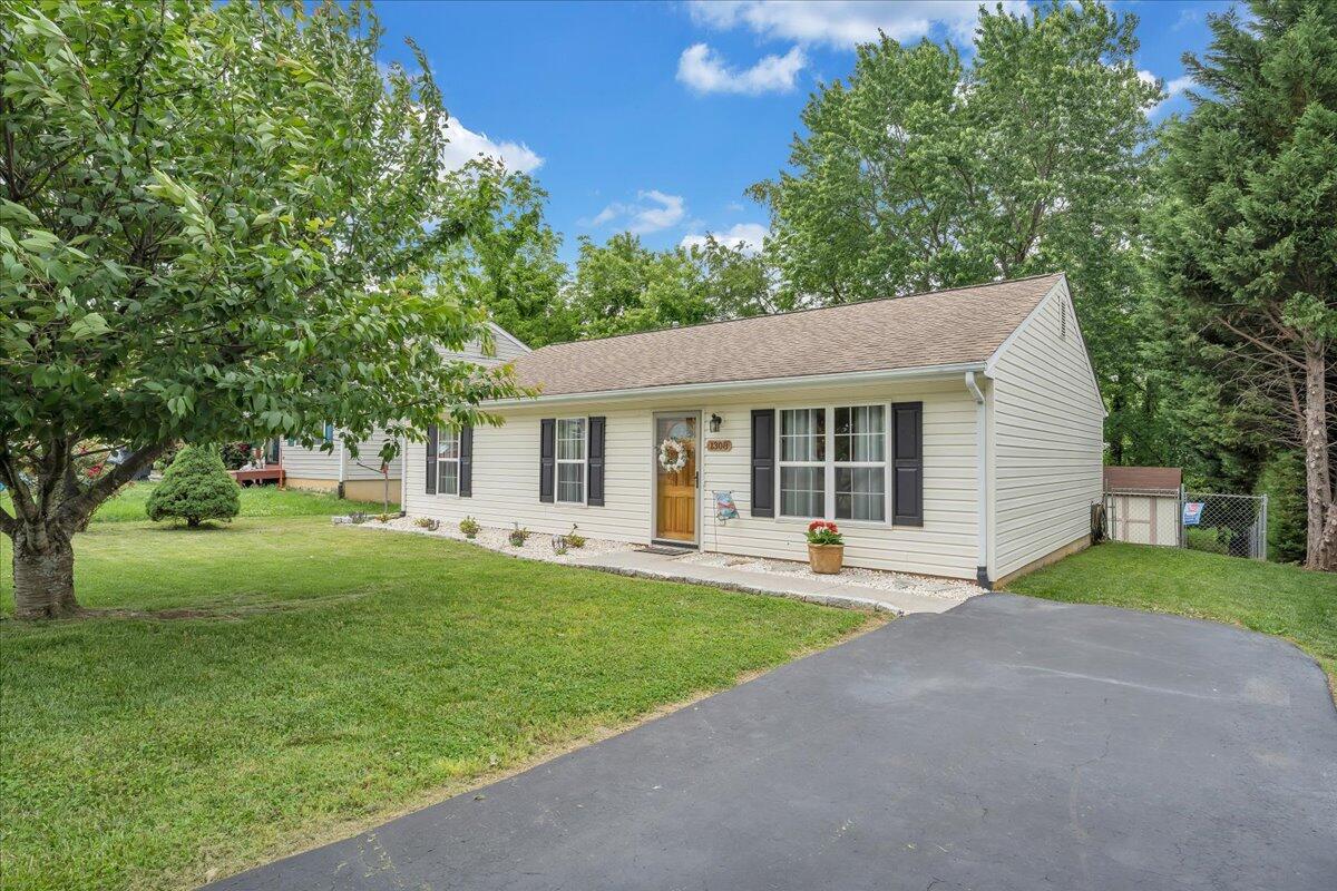 1308 Lewis Road Southeast Roanoke, VA 24014 - Photo 3 of 32 02-MIB01986