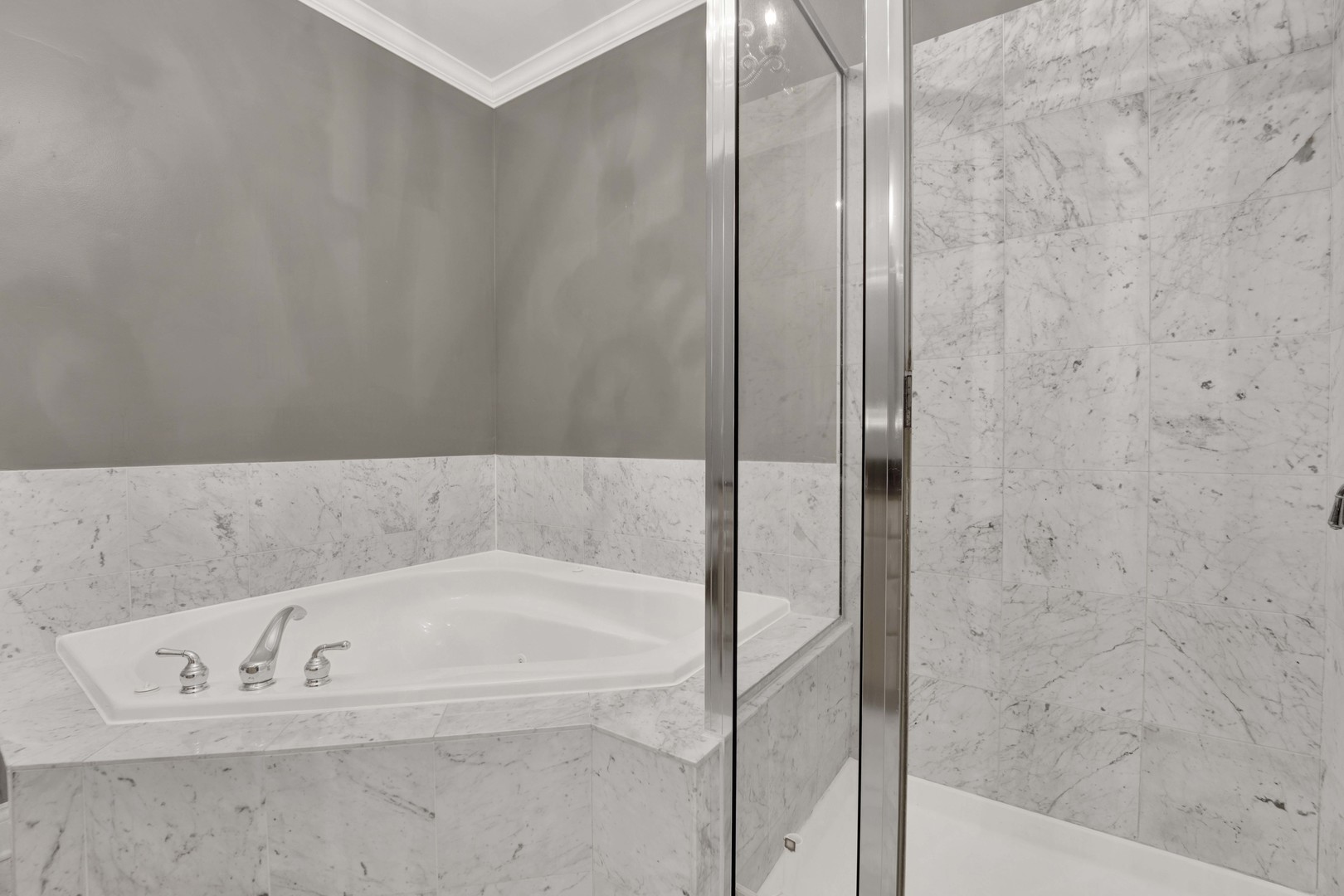4543 North Malden Street, Unit 2N Chicago, IL 60640 - Photo 20 of 25 a bathroom with a bathtub