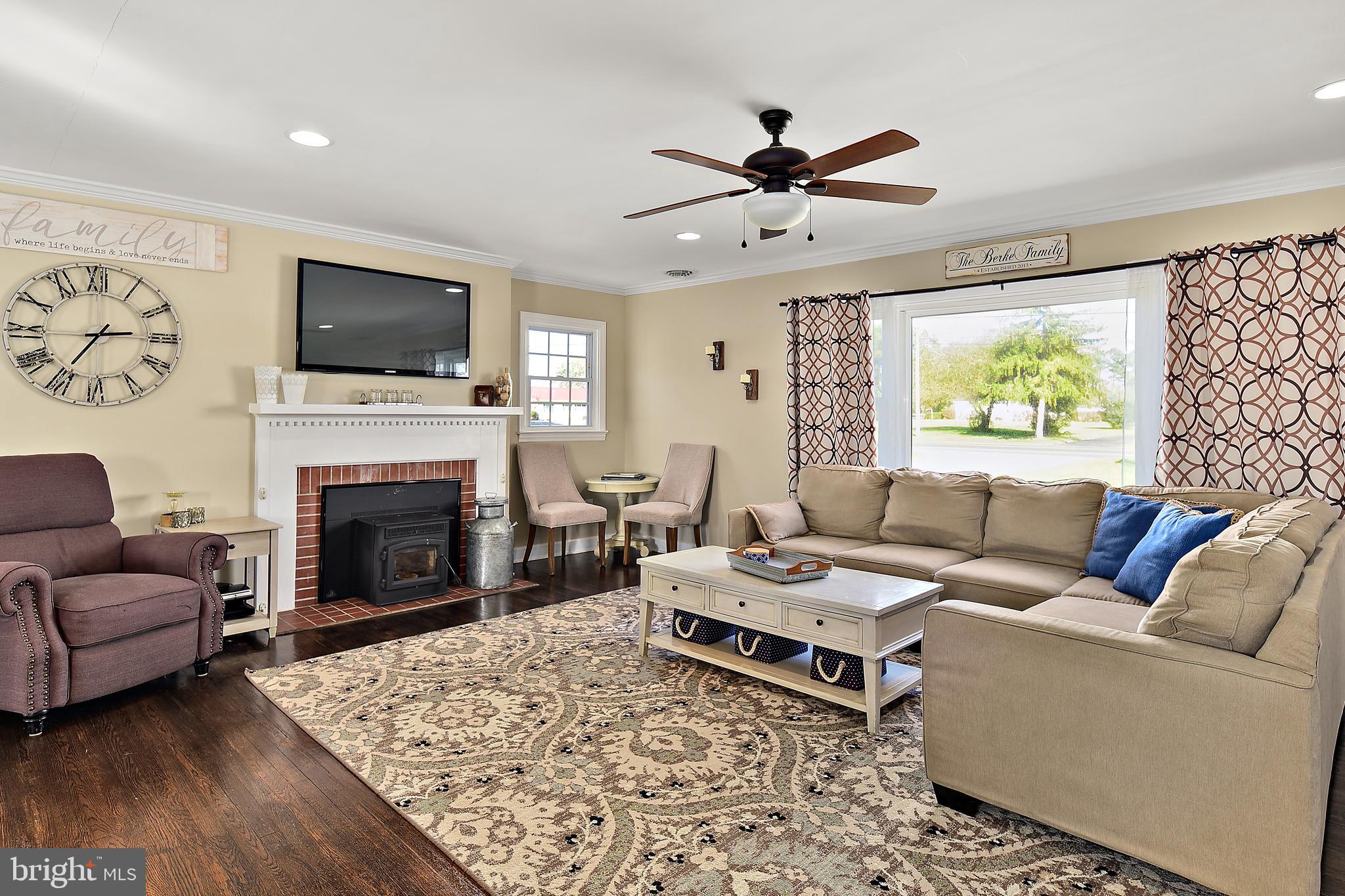 10045 Friendship Road Berlin, MD 21811 - Photo 11 of 45 Living Room