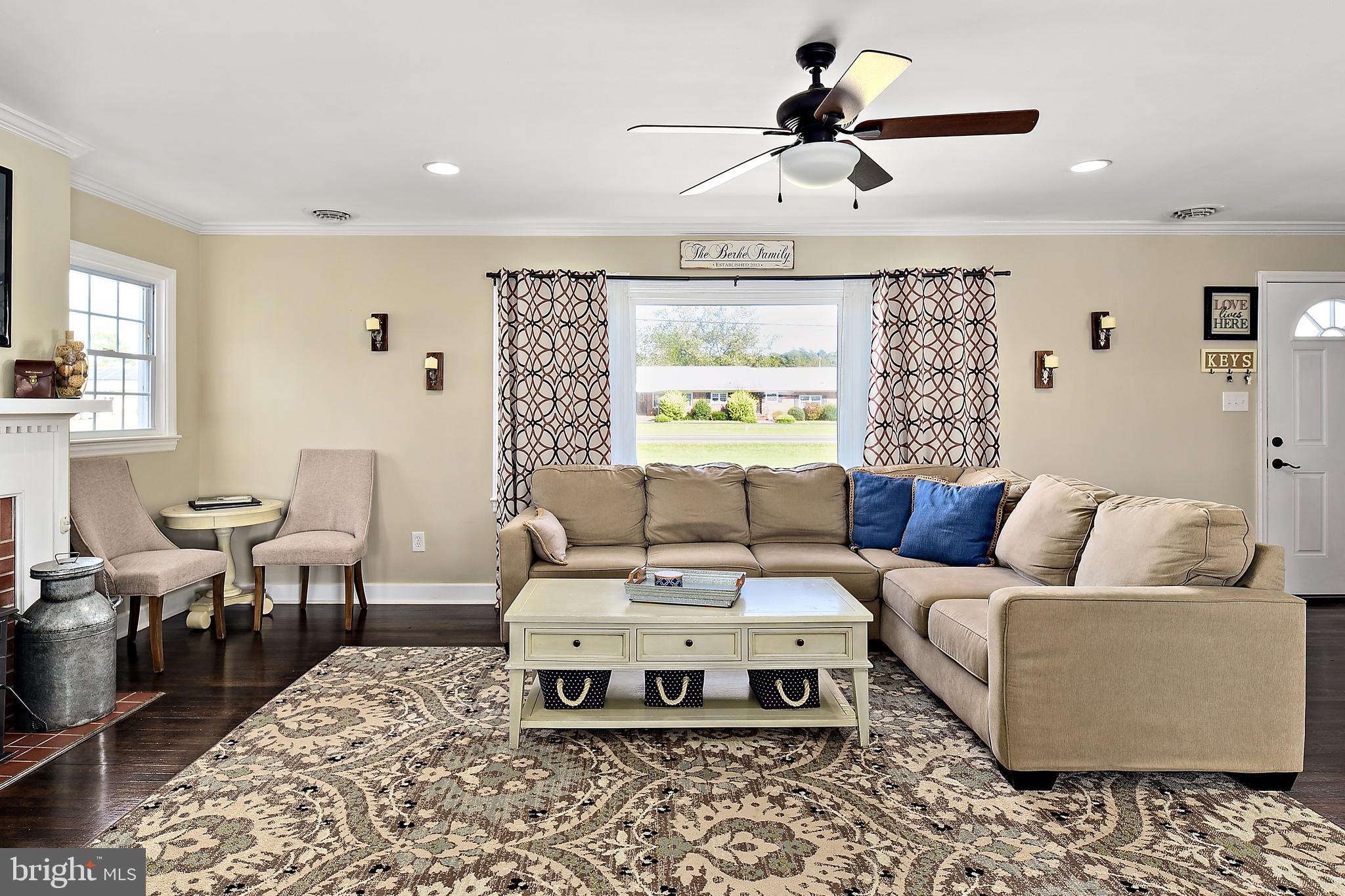10045 Friendship Road Berlin, MD 21811 - Photo 12 of 45 Living Room