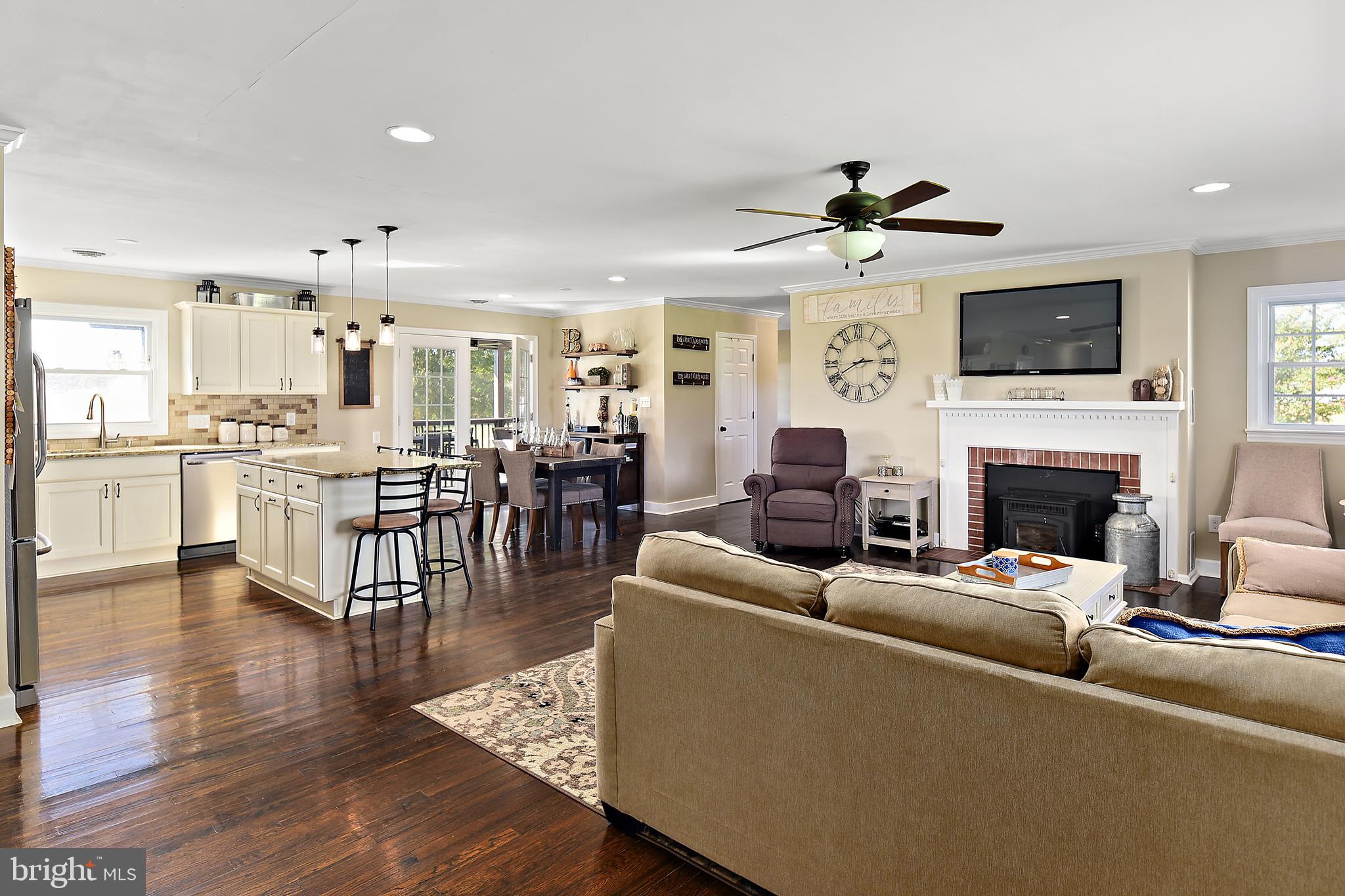 10045 Friendship Road Berlin, MD 21811 - Photo 15 of 45 Living Room