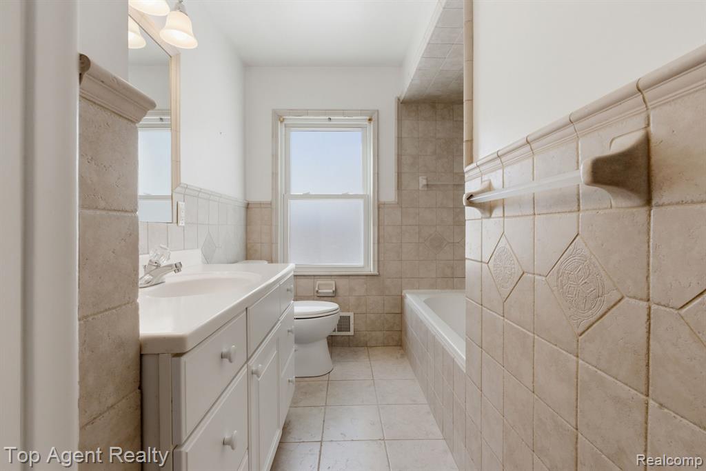 32306 Baintree Road Farmington Hills, MI 48334 - Photo 15 of 42