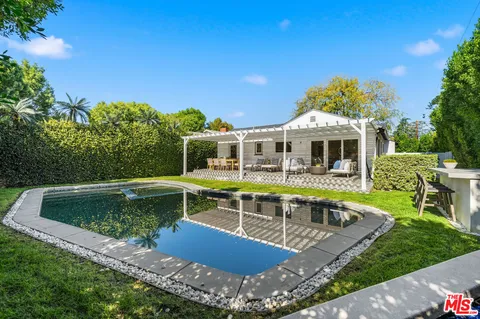 a view of a dinning table and chairs in patio