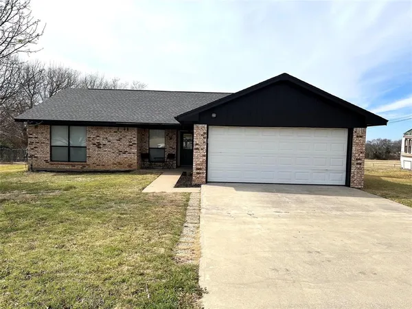 $2,200 | 202 South Sendero Drive, Decatur, TX 76234