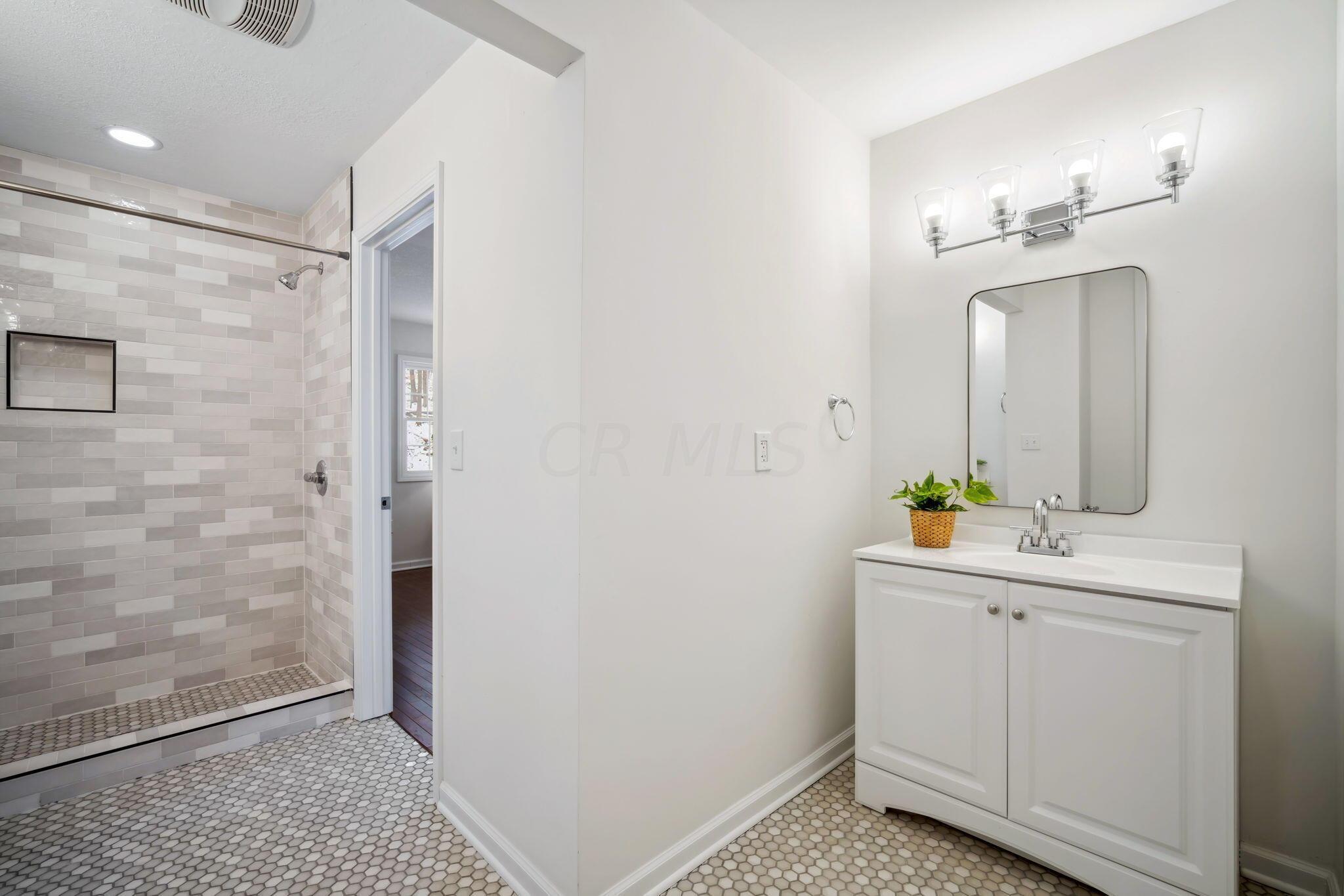 12420 Techniglas Road Newark, OH 43055 - Photo 26 of 72 Primary Full Bathroom