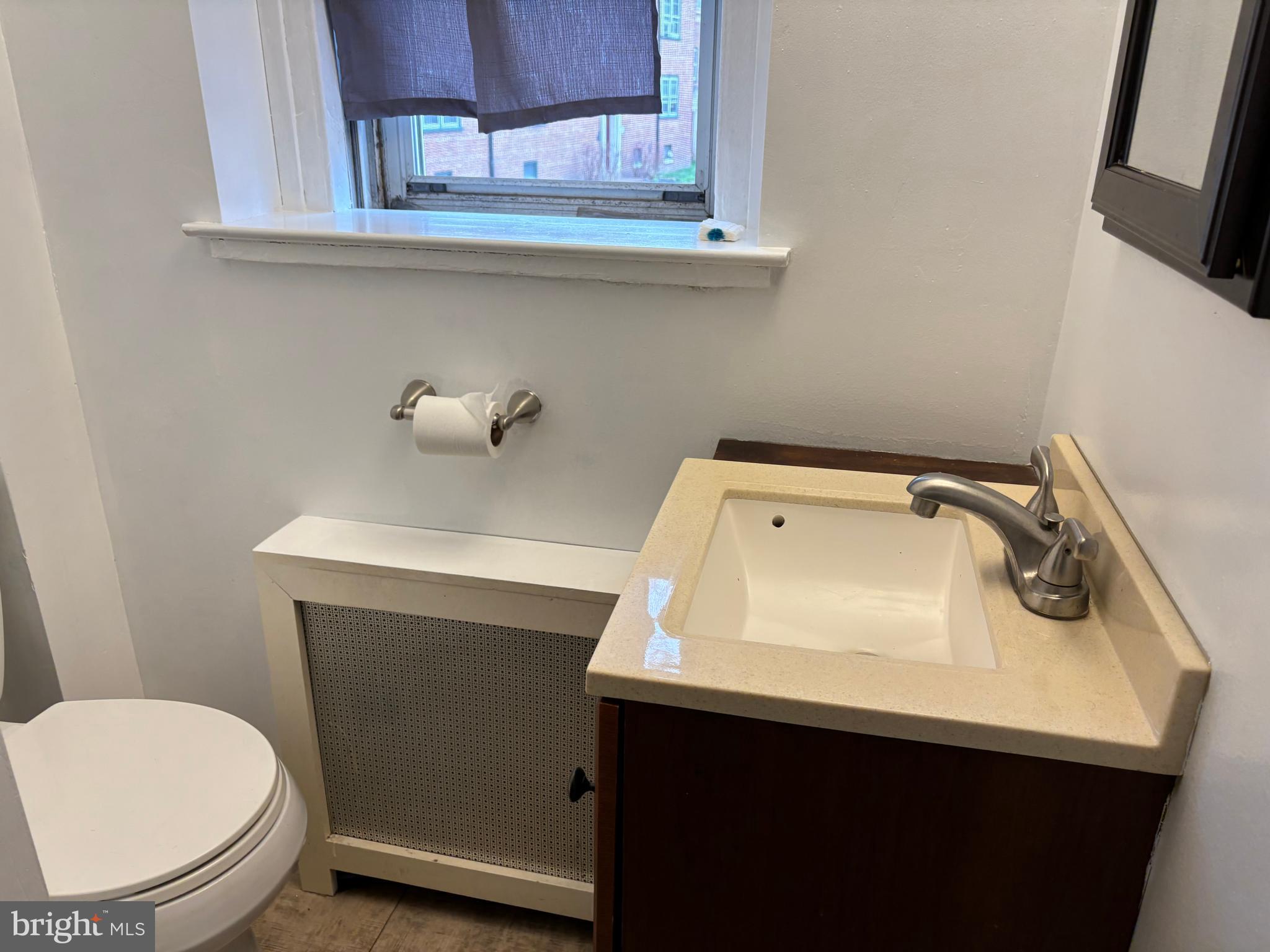 676 Perth Place, Unit B Philadelphia, PA 19123 - Photo 12 of 43 bathroom
