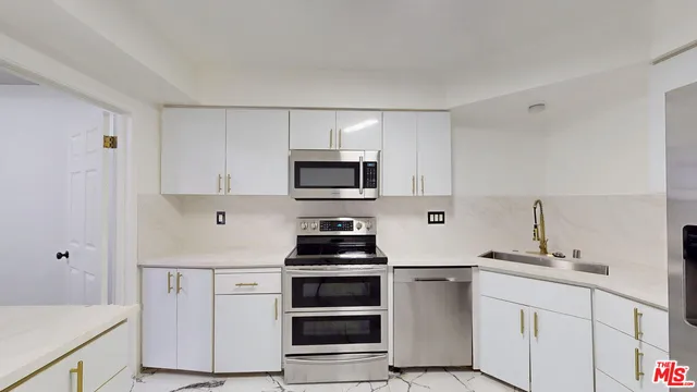 $3,750 | 14335 Huston Street, Unit 113, Sherman Oaks, CA 91423