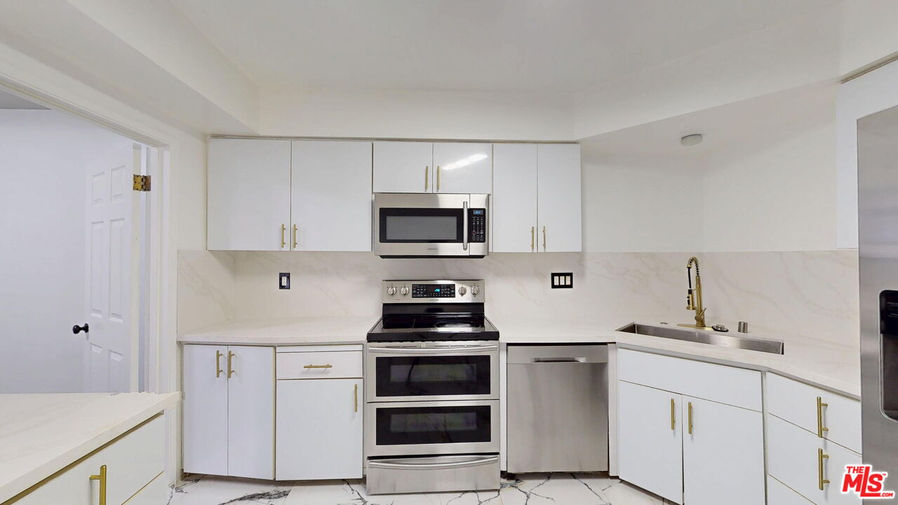 14335 Huston Street, Unit 113 Sherman Oaks, CA 91423 - Photo 8 of 21