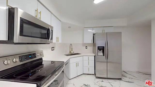 $3,750 | 14335 Huston Street, Unit 113, Sherman Oaks, CA 91423