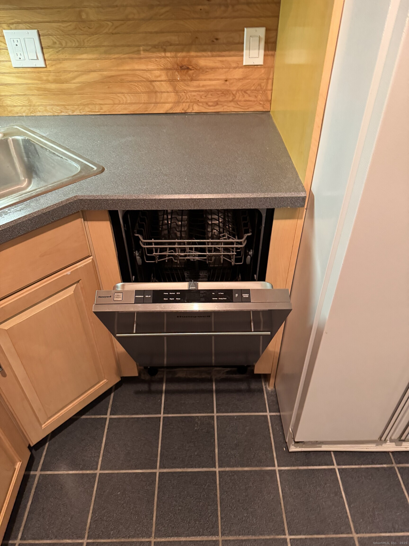 239 Old Farms Road, Unit 7B Avon, CT 06001 - Photo 27 of 28 Brand new dishwasher