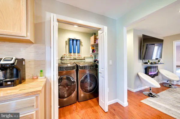 a view of living room washer and dryer