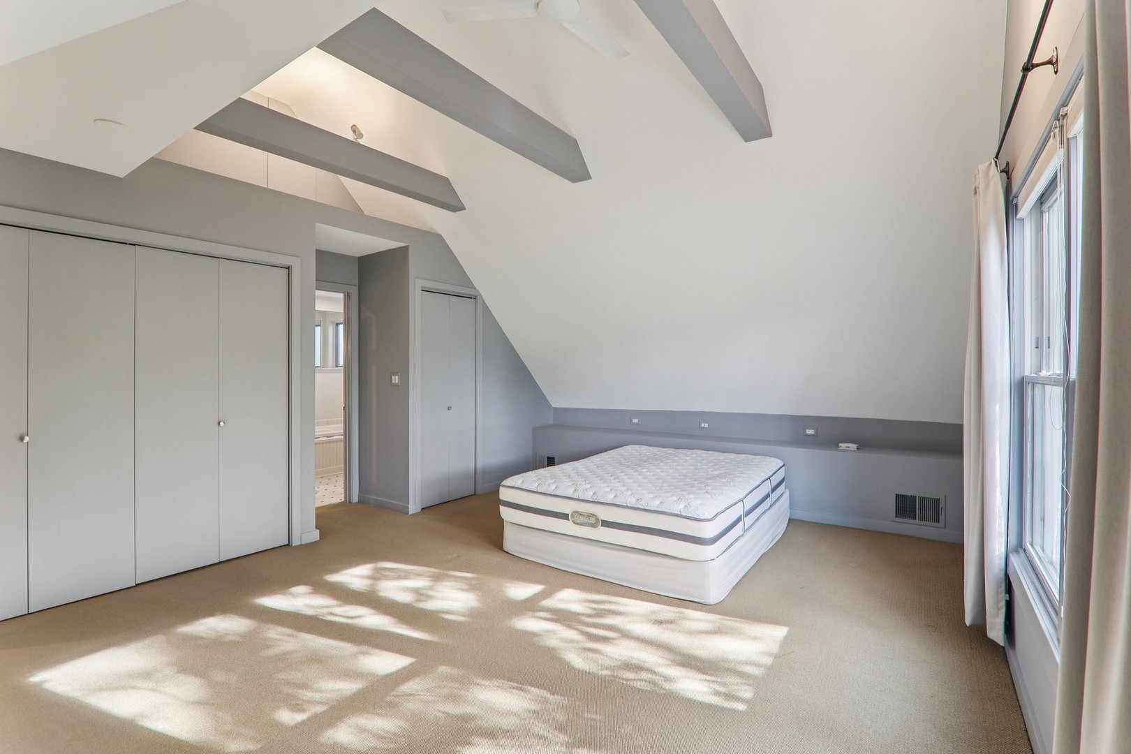 1027 West Newport Avenue Chicago, IL 60657 - Photo 23 of 36 a view of a room with a projector