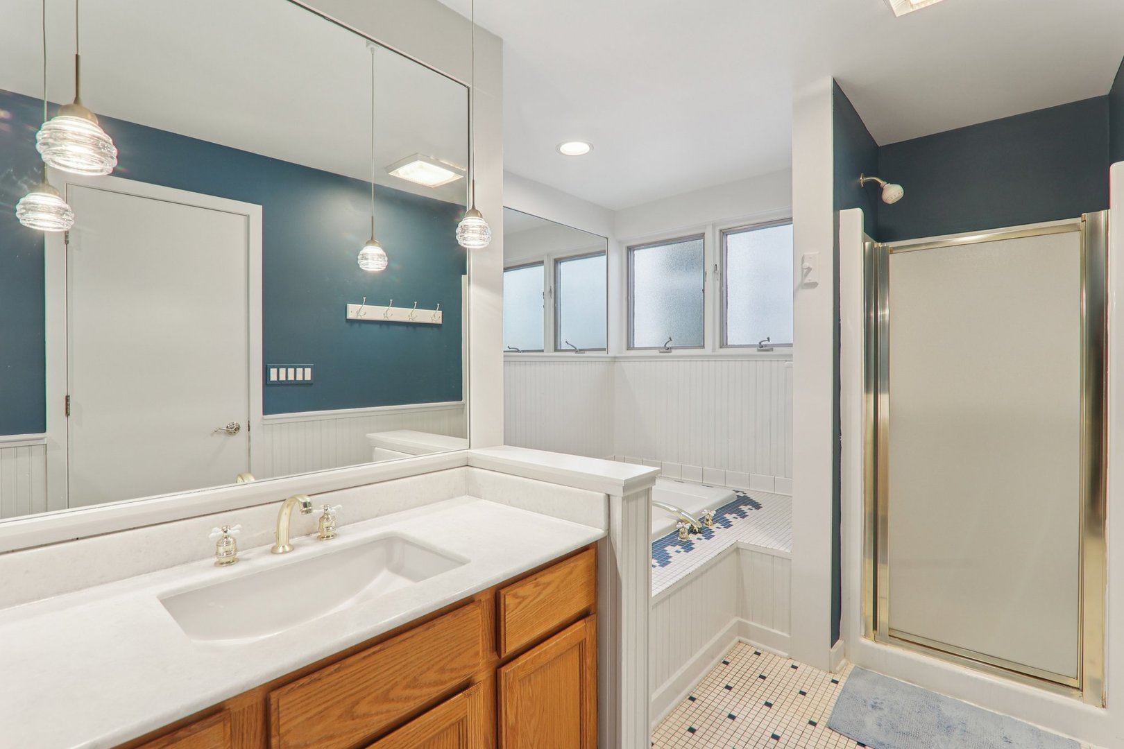 1027 West Newport Avenue Chicago, IL 60657 - Photo 25 of 36 a bathroom with a sink a bathtub and a mirror
