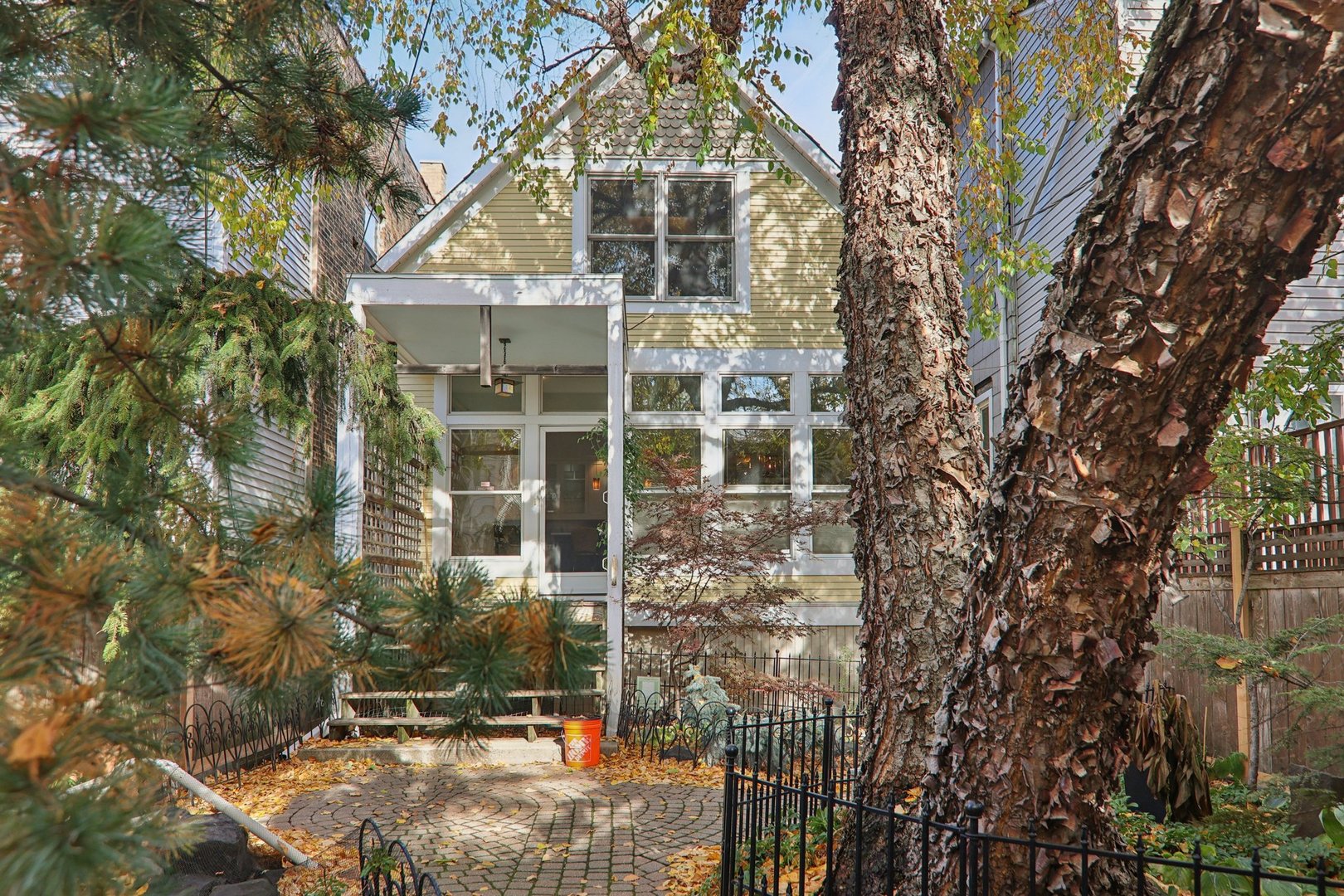 1027 West Newport Avenue Chicago, IL 60657 - Photo 30 of 36 front view of a building