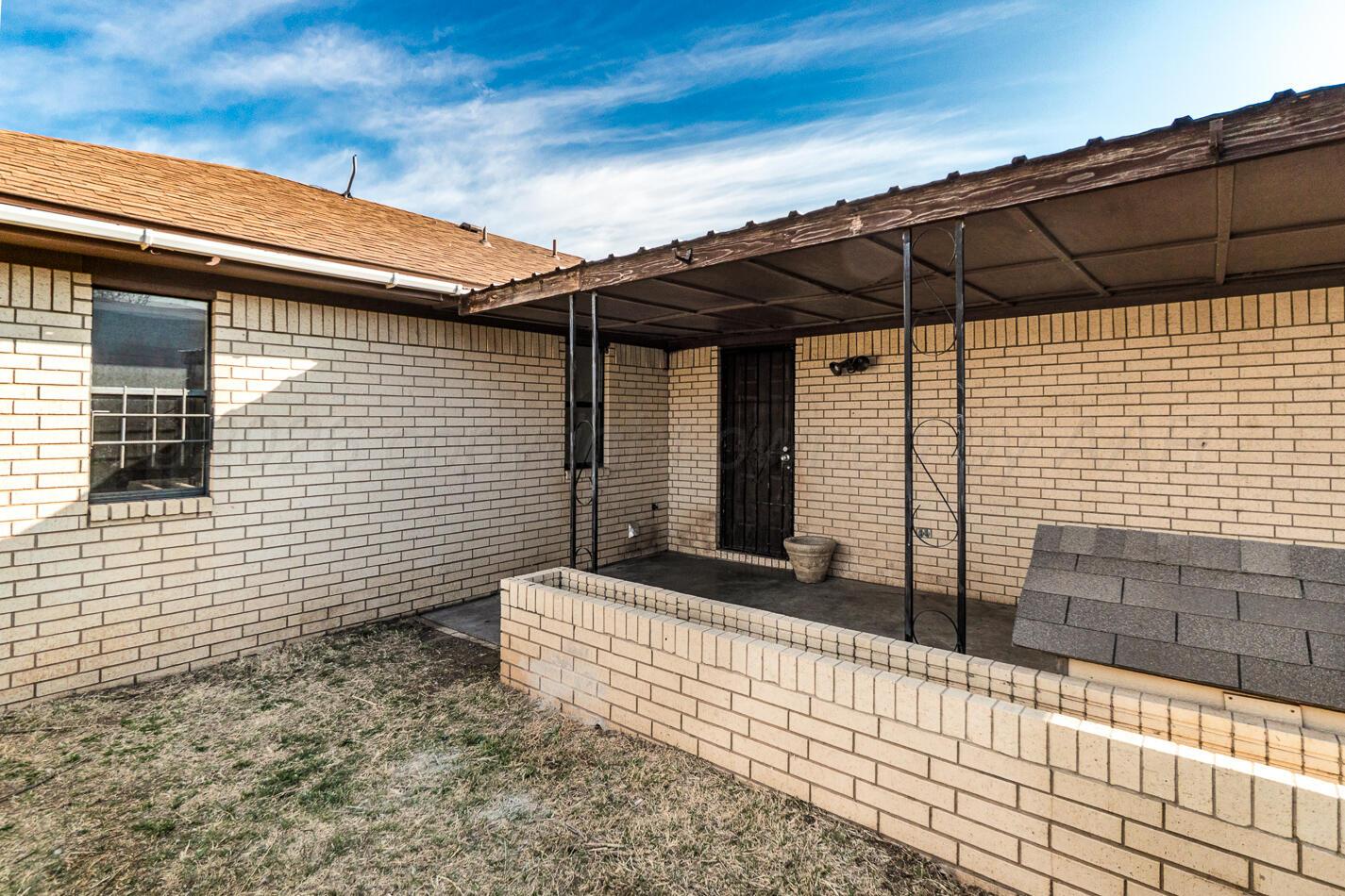 607 Mississippi Street Borger, TX 79007 - Photo 22 of 23 a backyard of a house