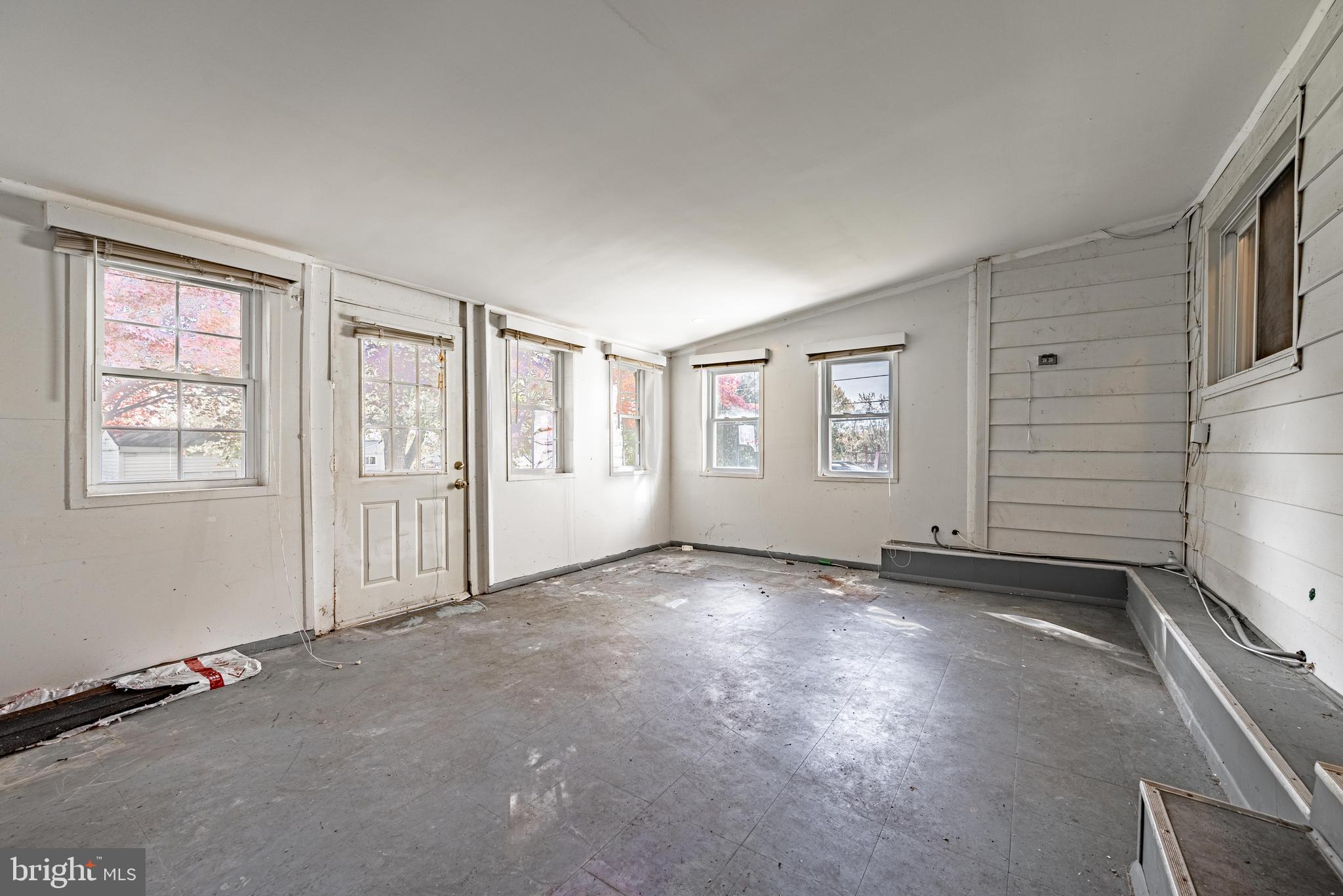 3621 Washington Avenue Baltimore, MD 21244 - Photo 13 of 25 a view of an empty room with a window