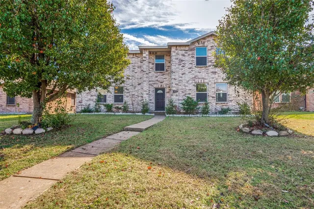 $359,900 | 1046 Graystone Drive, Lancaster, TX 75134