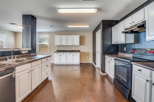 $359,900 | 1046 Graystone Drive, Lancaster, TX 75134