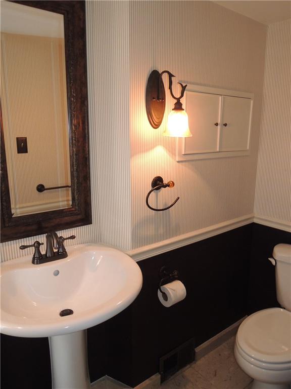 769 Larchmont Road Mt. Lebanon, PA 15243 - Photo 6 of 18 Gallery Image 6