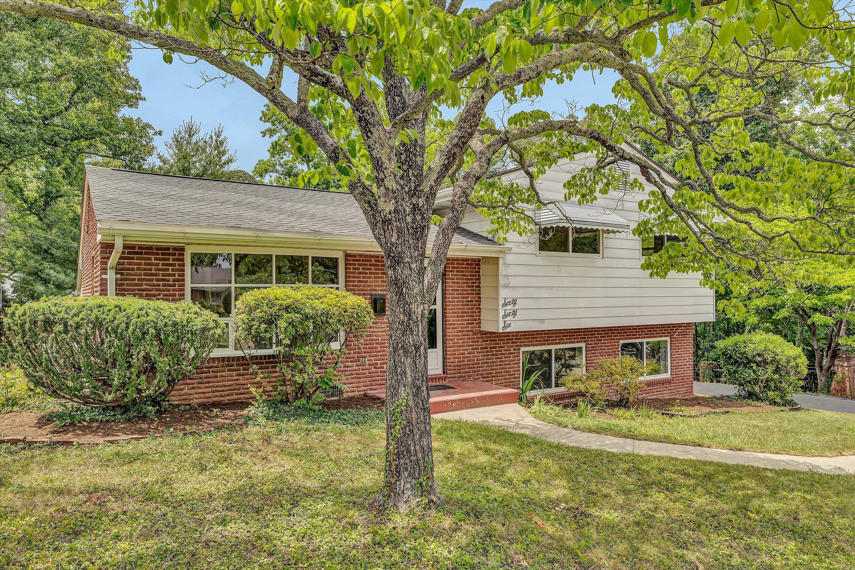 6066 Thornrose Road Roanoke, VA 24012 - Photo 2 of 32 02-DSC04084