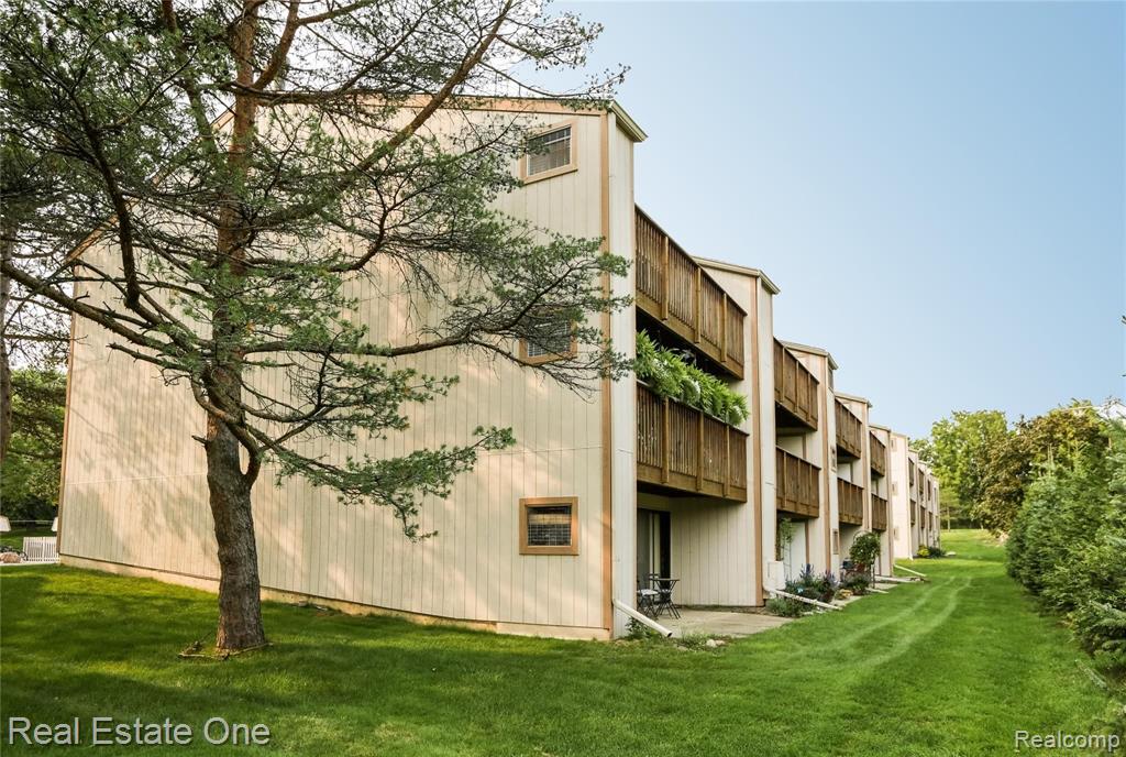 1665 Riverside Drive, Unit 12 Rochester Hills, MI 48309 - Photo 2 of 26