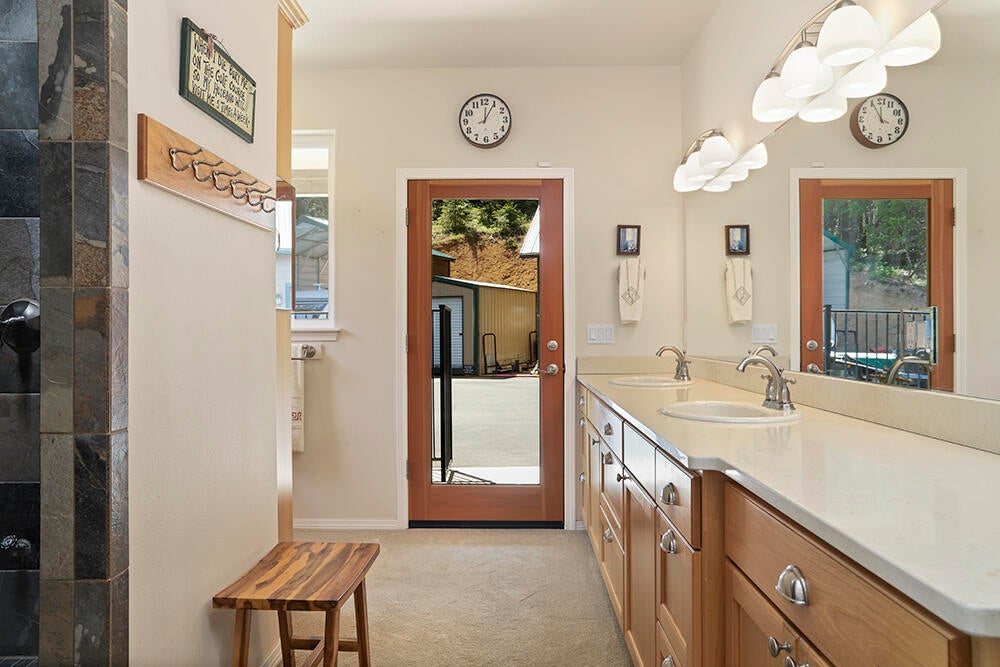 1036 Winona Road Grants Pass, OR 97526 - Photo 20 of 47 20